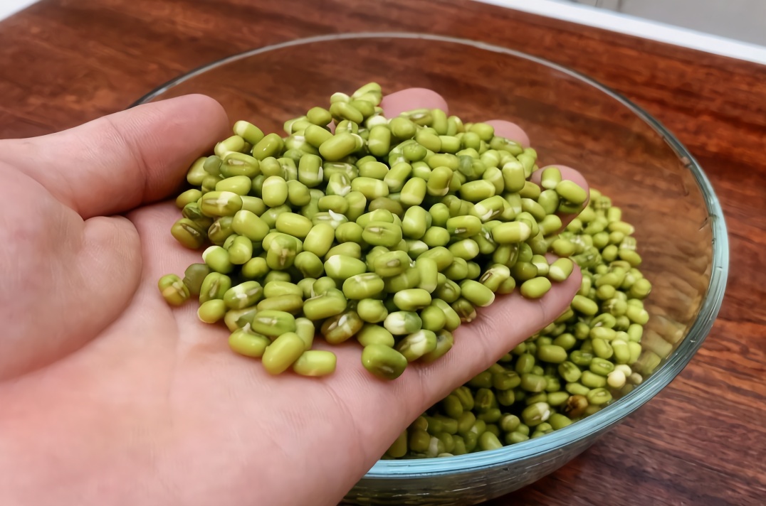 绿豆最近火了，加1把白糖，不煲汤不熬粥，筷子一搅一拌，香！