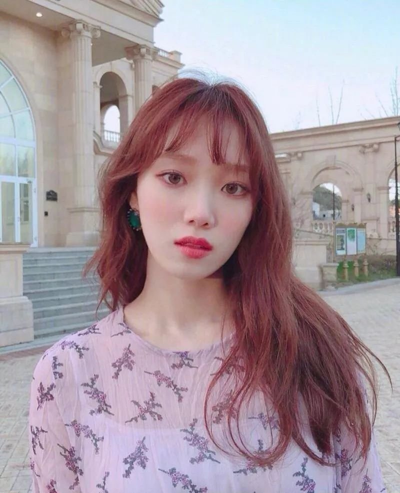她们竟不输网红，一个嫩成翻版lisa ，一个秒变寡姐！
