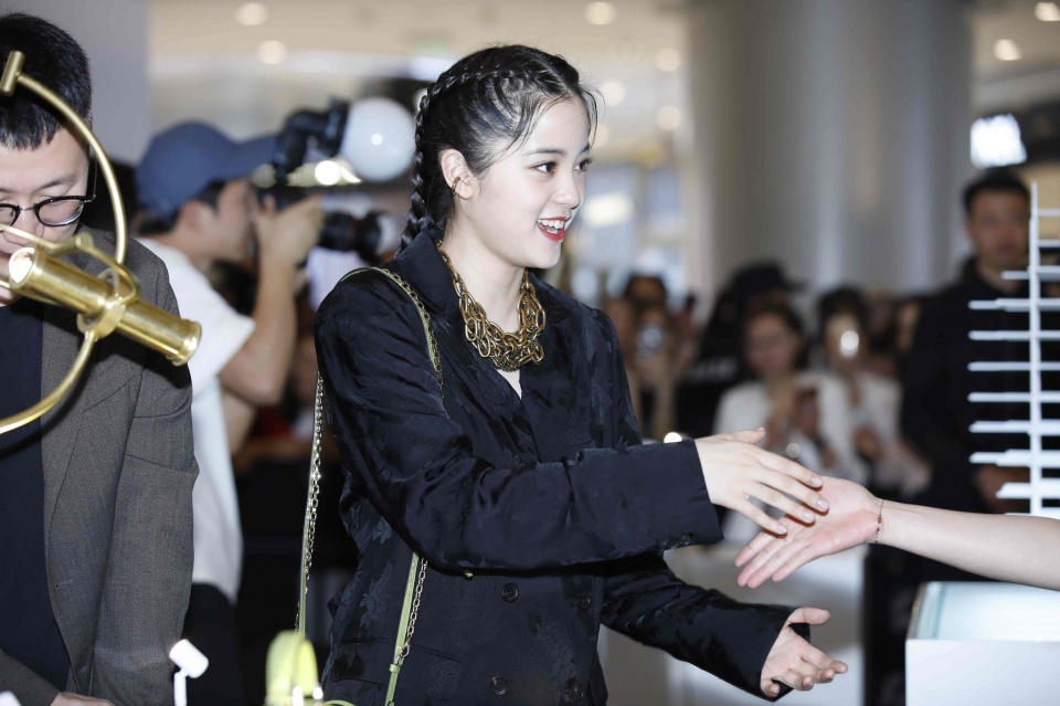 今天是甜酷girl！欧阳娜娜秒变好奇宝宝 扎小辫又美又飒