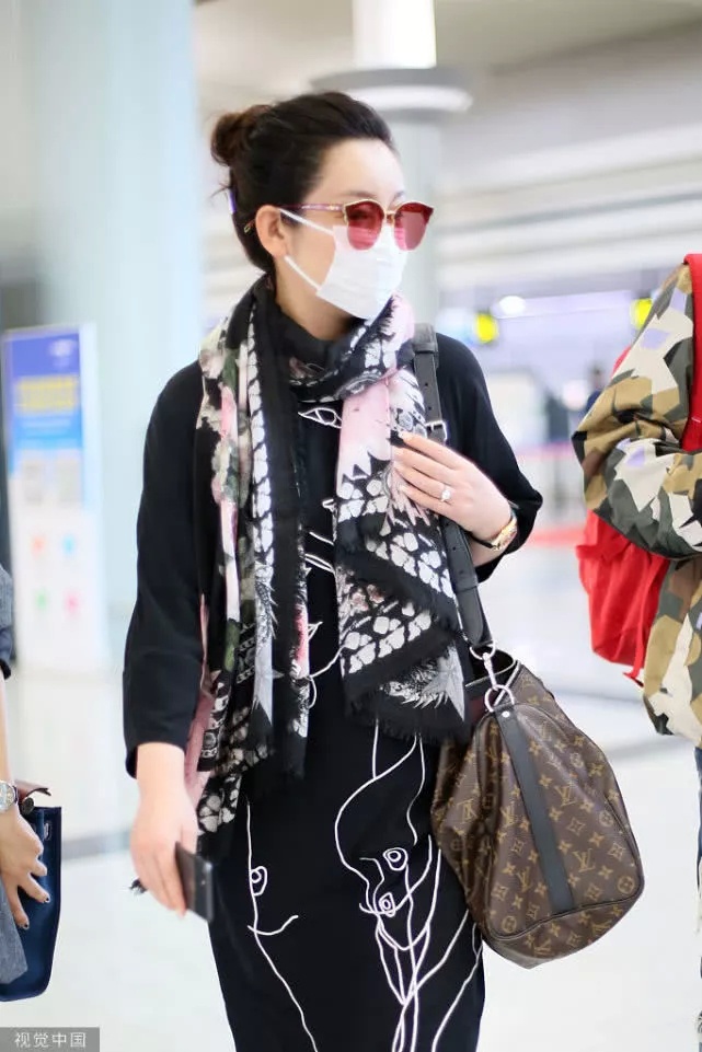 女神这样穿！秦海璐连衣裙加了它大有不同 点缀彩色墨镜超吸睛