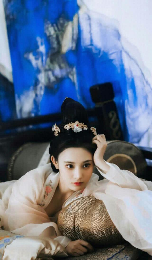 别看《东宫》之中小枫清新灵动,扮演者彭小苒其实年龄如此大了