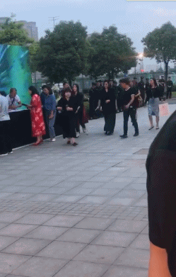 范冰冰出席活动待遇暴跌，坐第二排镜头被切，身边无人跟其交流