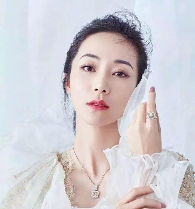 大家心目中的文艺女神虽然是内牛五方脸，但下唇暗藏着小心机
