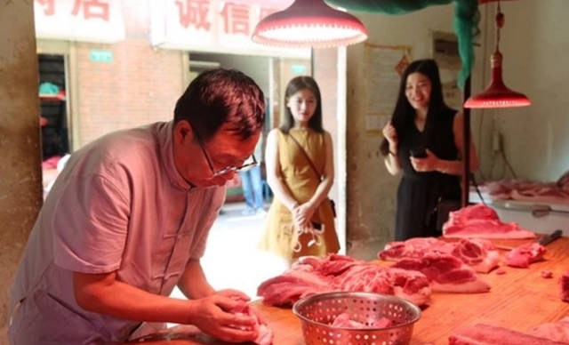 “北大屠夫”陆步轩卖猪肉成网红，高考临近家长抢着买！