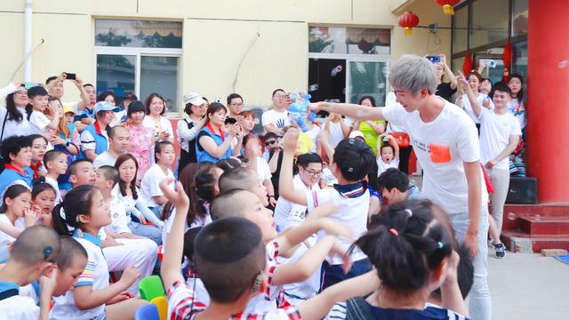 刘瀚之六一用声音温暖未来 与听障儿童共度节日