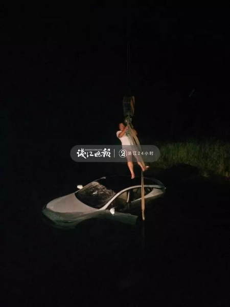 低头捡个烟蒂,60万特斯拉瞬间泡了汤