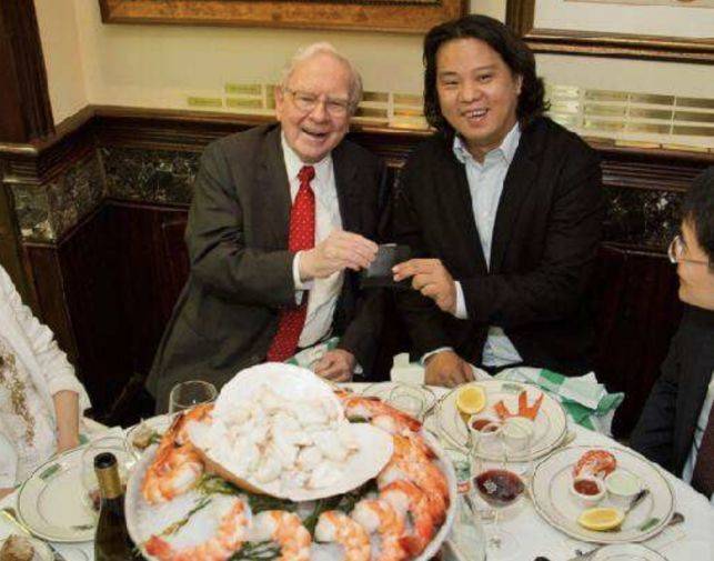 巴菲特：孩子才吃午餐，成年人就是来拍照的
