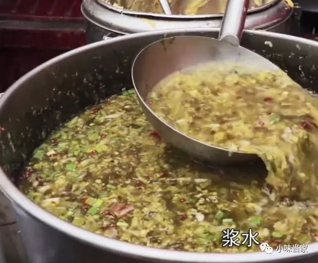 陕西小哥街头卖小吃3元一大碗黄糊糊顾客都蹲路边吃得真香