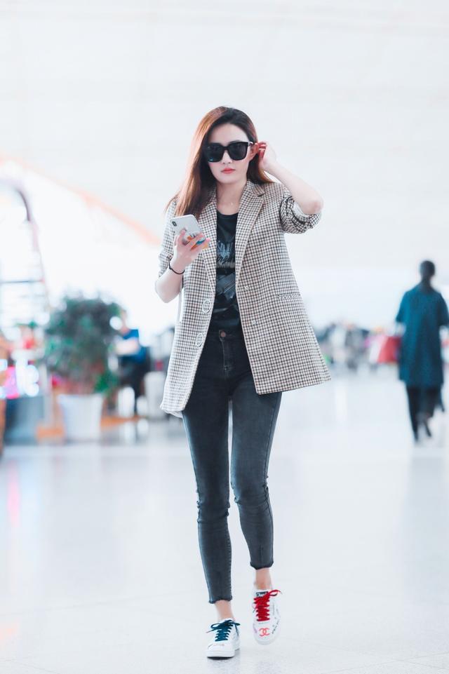 《甄嬛传》她演孙俪的妹妹,今穿透视衬衫高腰裙,美腿细得过分