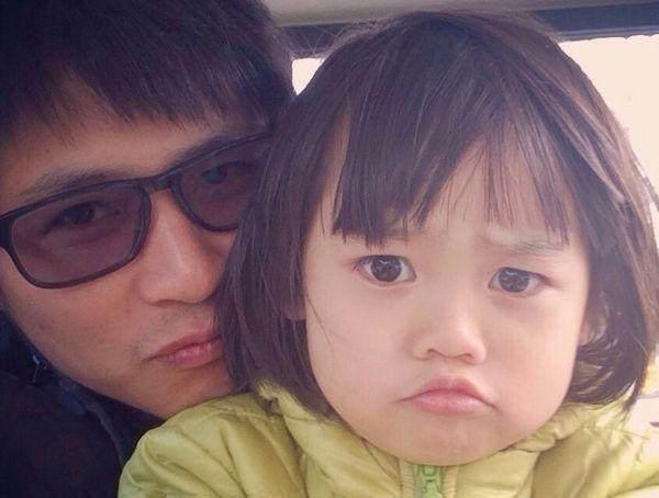 韩寒携手老婆漫步秀恩爱！女儿小野罕见露面，长开似小名媛