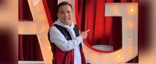 正能量 | 是什么，让这个又盲又自闭的青年，一夜之间红遍美国？