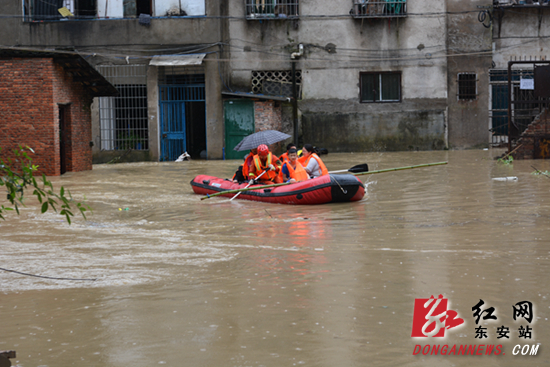 东安:大暴雨致县城内涝严重 消防紧急转移群众