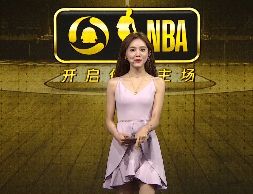 nba美娜粉红吊带裙配高跟展示好身材,擦红的膝盖