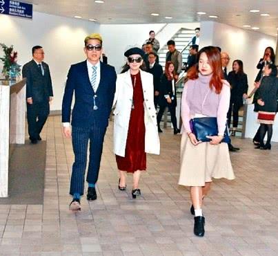 偶遇郭富城方媛恩爱约会吃甜品，两夫妻穿情侣装依偎在一起看手机
