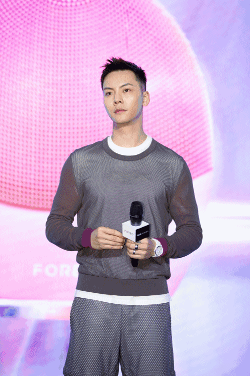 到底j12是给陈伟霆施了什么魔法,让他在vlog里面让我买它!