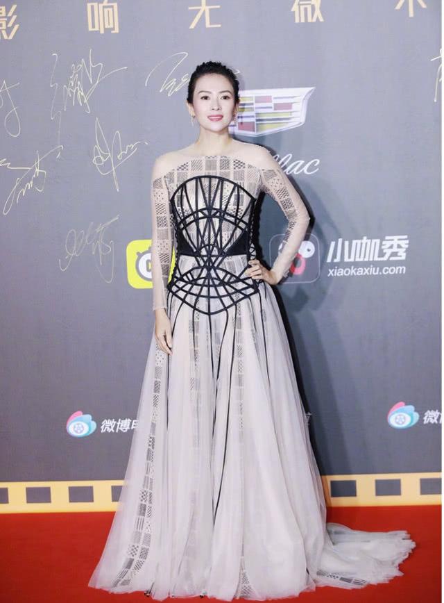 舒淇穿了刘嘉玲的衣服,佟丽娅全身擦粉露馅!章子怡轻松美成最佳