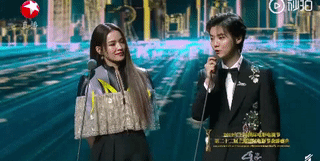 而舒淇则是搭档鹿晗,与电影剧组《上海堡垒》一起,亮相红毯身着