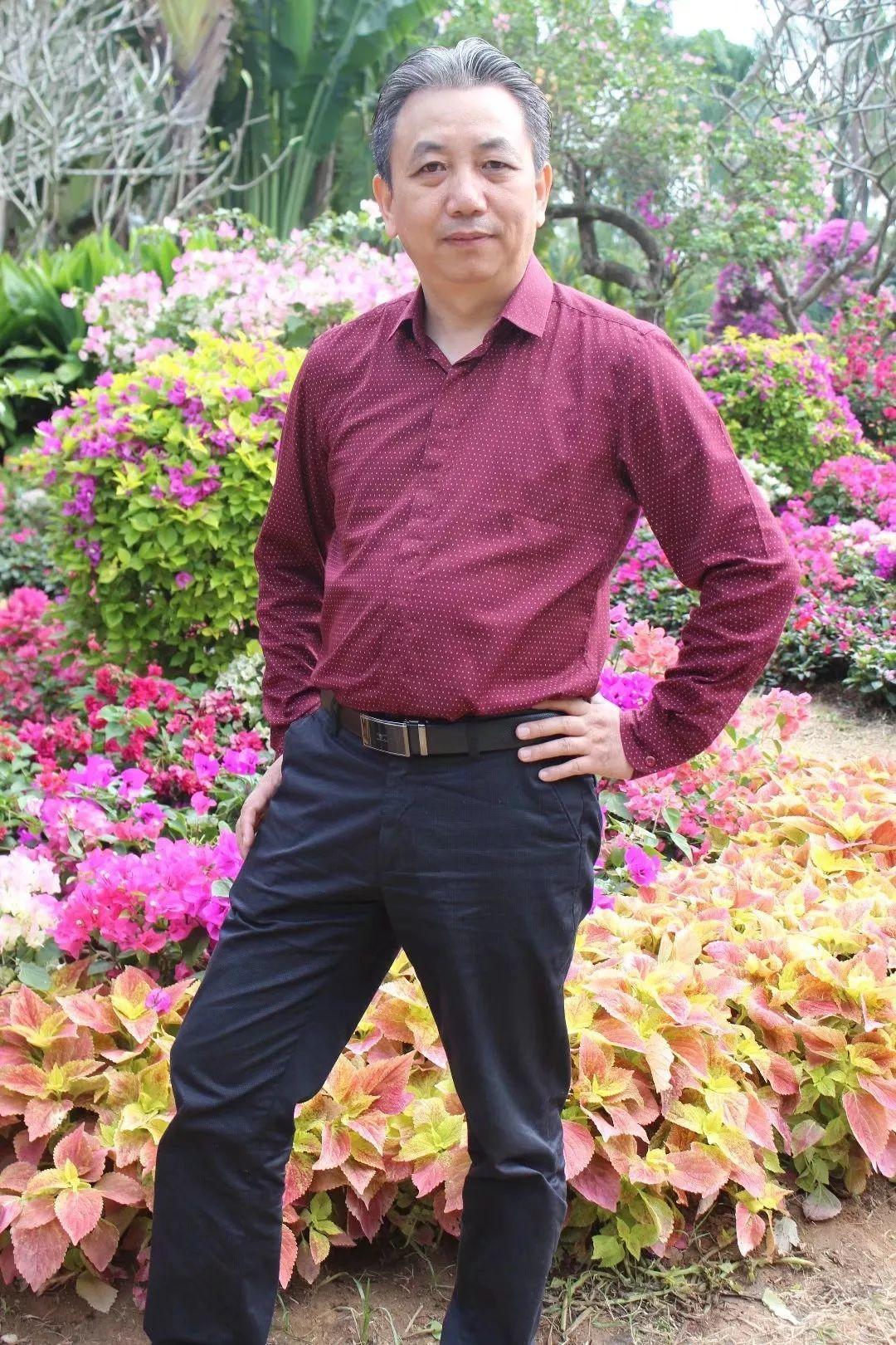 自唐朝以来,历代不乏画牡丹高手,善学的他画出的牡丹春艳满庭芳