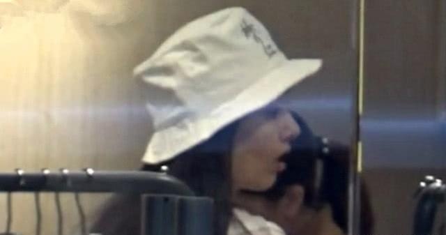 郭碧婷向佐恩爱现身香港街头，手牵手逛名店眼里只有对方