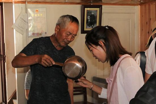 游客品尝花家药麸醋(王娅男/摄)