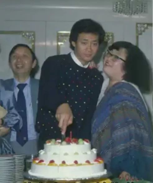 三任太太,四个女儿,一辈子活在女人堆里的郑少秋幸福吗?