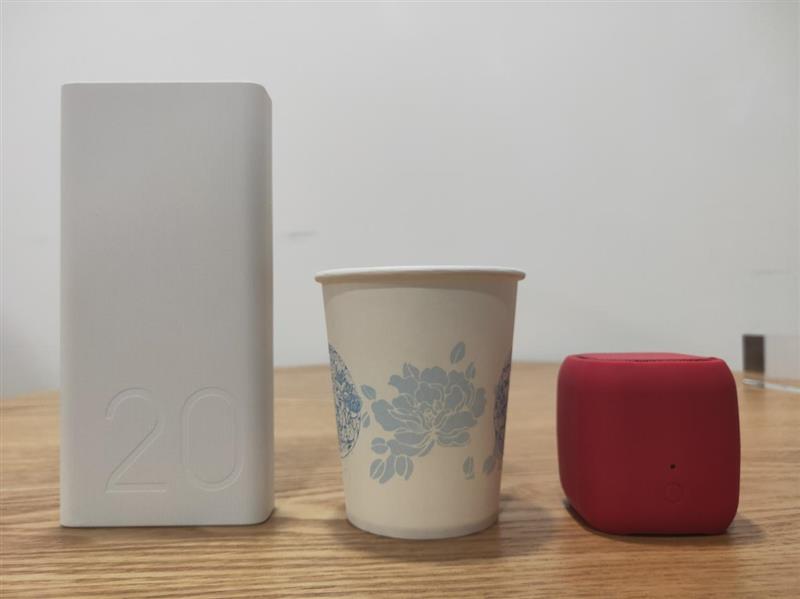 20000mAh+18W双向快充 荣耀移动电源2评测：三部手机+一部平板 “全家”吃到饱