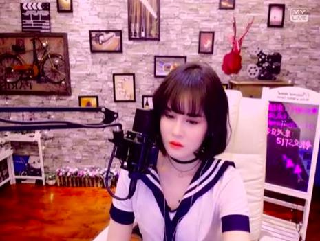 赵本山女儿球球现身活动，被几个工作人员包围场面大