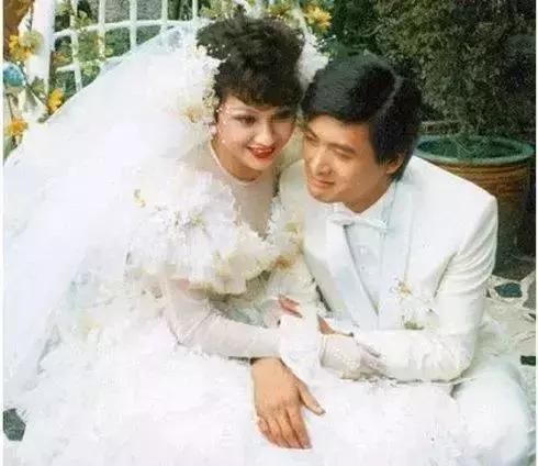 在最当红时和周润发结婚,为女儿退出娱乐圈,60岁的她人生太传奇