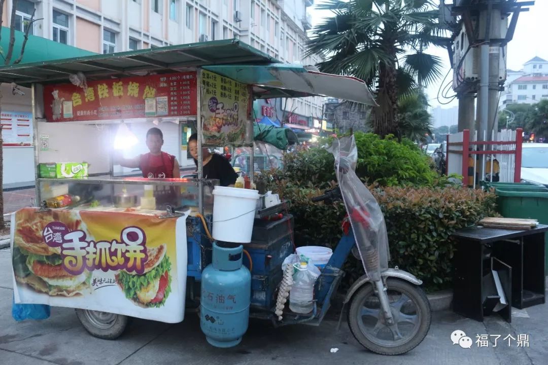 这个长得很像手抓饼的台湾铁板烧饼听说味道甩手抓饼三条街