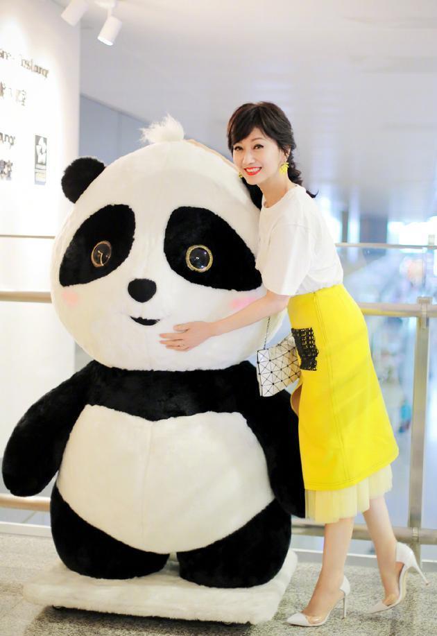 赵雅芝与熊猫玩偶有爱合影