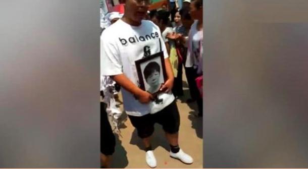 王宝强母亲脑瘫去世！出殡现场哭到站不起，村民搀扶前行