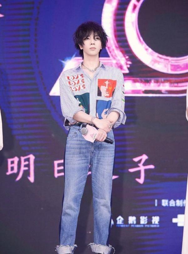 华晨宇换新发型了,头发留长烫成蓬松卷,印花衫搭牛仔裤帅气时髦