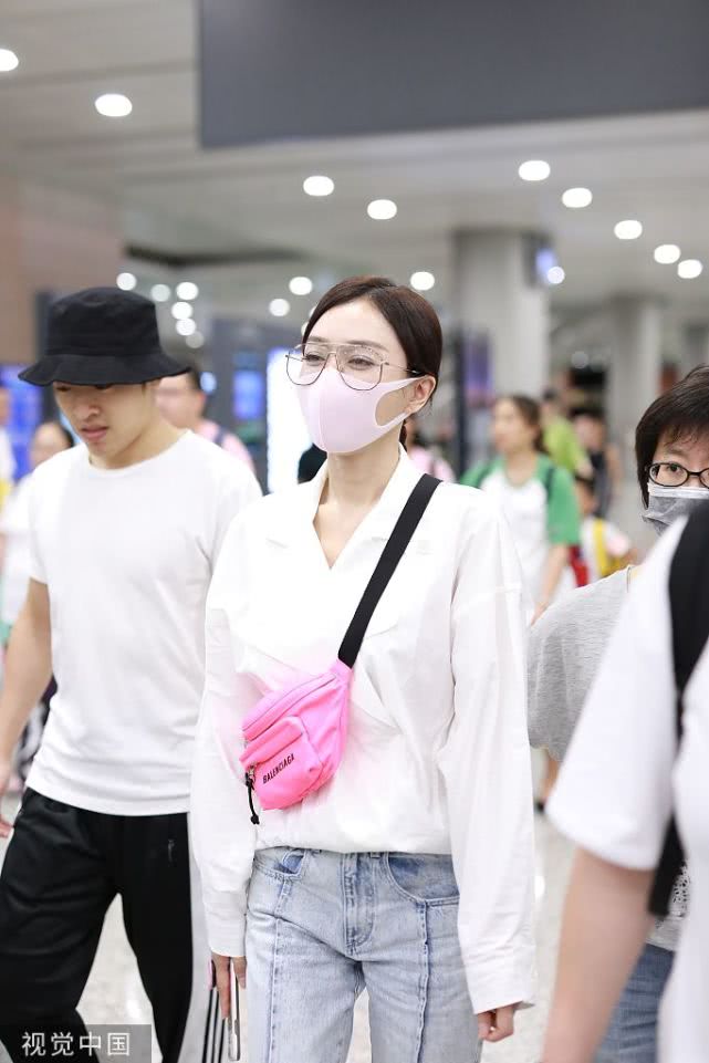 秦岚扎低马尾温婉气质尽显 戴大框眼镜拉风粉挎包抢镜
