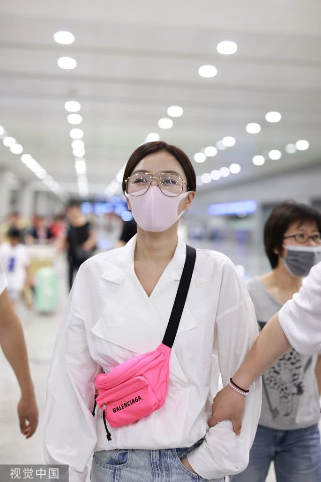 秦岚扎低马尾温婉气质尽显 戴大框眼镜拉风粉挎包抢镜