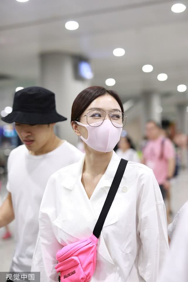 秦岚扎低马尾温婉气质尽显 戴大框眼镜拉风粉挎包抢镜