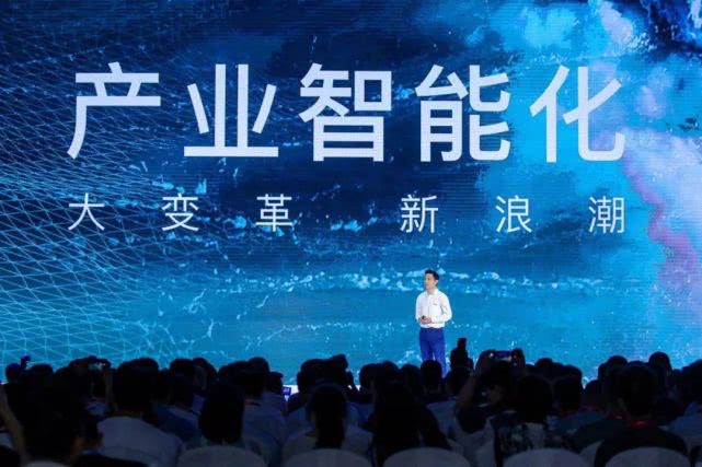 李彦宏被浇水上热搜：会后微笑配合拍照，员工心疼一瓶水带偏大会