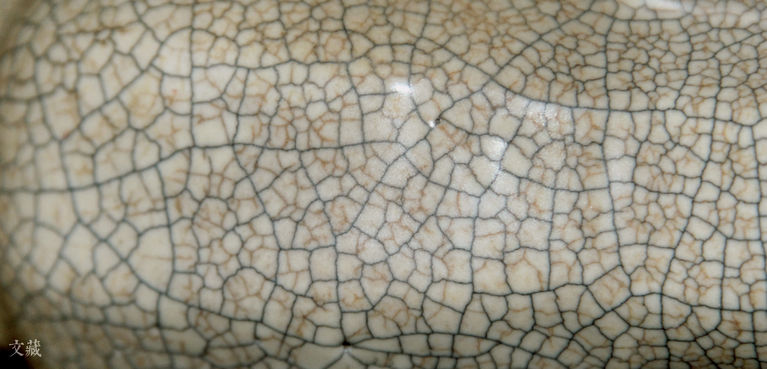 故宫博物院藏 典型传世宋代哥窑米黄釉贯耳八方壶釉面所开“金丝铁线”纹