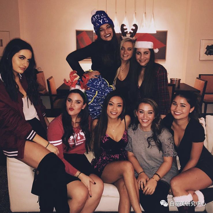 The only family that has been rich for more than 15 generations, at the age of 22, she lay down and crushed half of the celebrity circle.