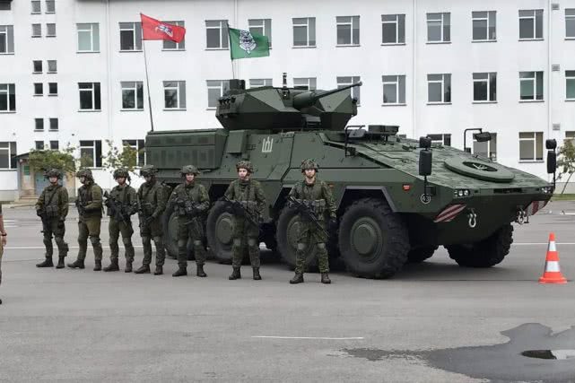 立陶宛陆军展示五维尔卡斯步战车车组