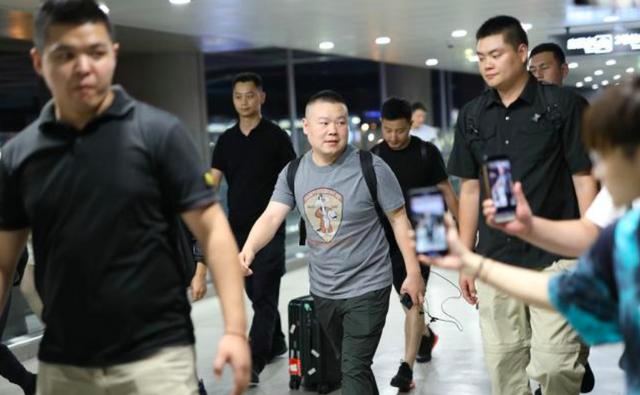 岳云鹏走路匆忙不忘对接机粉丝解释原因，却被吐槽太不文雅