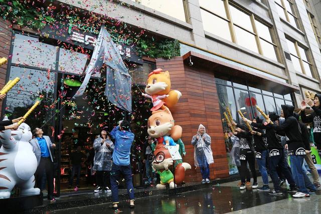 三只松鼠终于上市：30亿身家老板原是电工，依赖电商渠道埋隐患