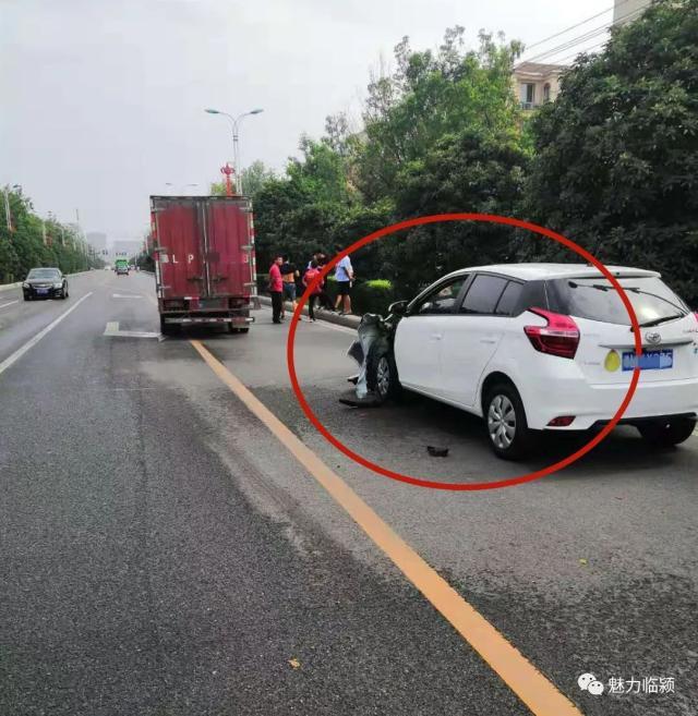 临颍:一环路与文化路交叉口,货车剐蹭了桥车