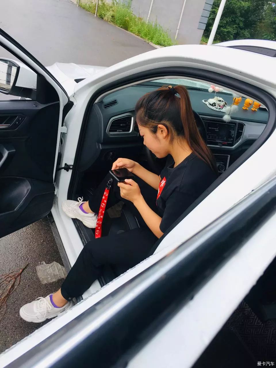 带着同事一起拍艺术照,希望这辆车每天都能带给我惊喜
