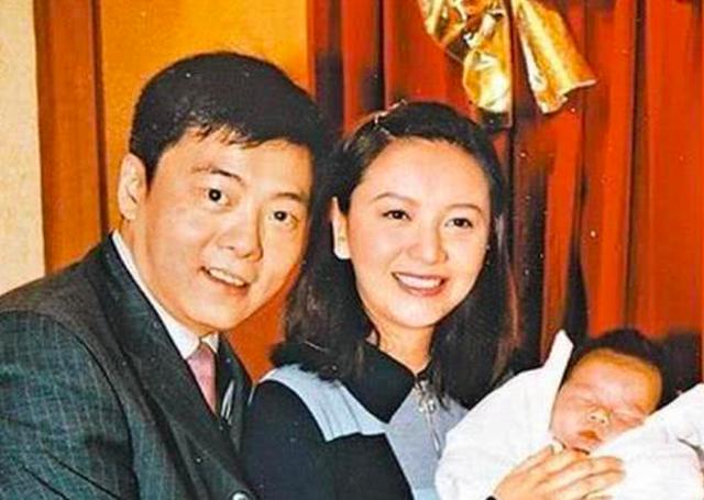 全香港的梦中情人，与梁朝伟分手3次后嫁富商，今53岁仍单身