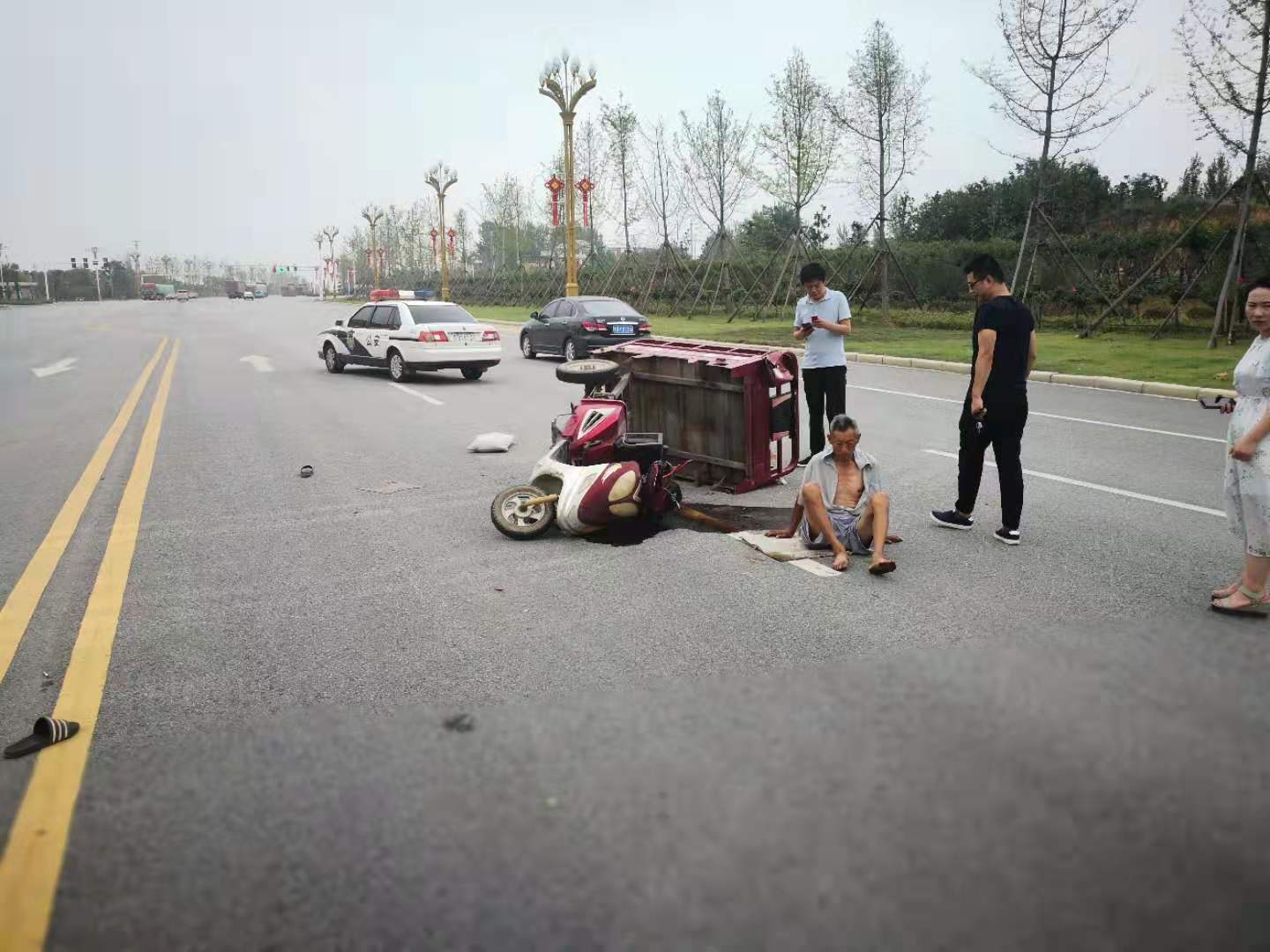 南阳唐河民警走访途中遇伤者 急救保平安 兴发娱乐手机官网