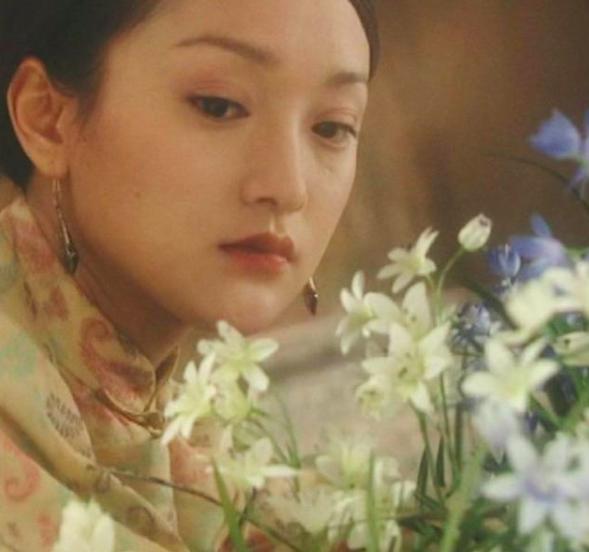 44岁周迅穿着清凉晒380万豪华房车，出入平安脚垫超接地气