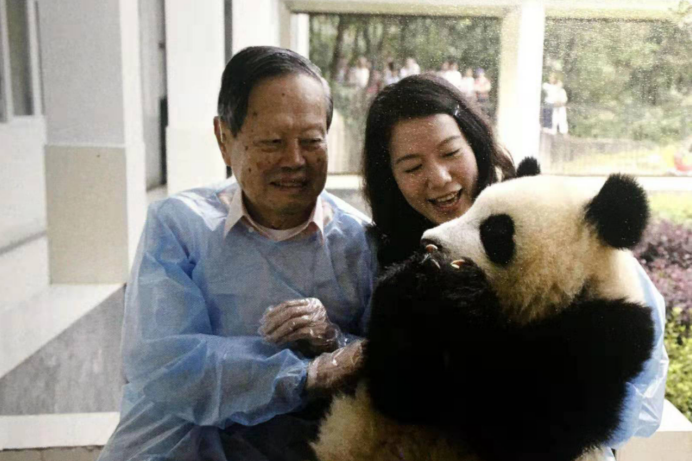 96岁杨振宁与小54岁妻子近照曝光，气色好状态佳显年轻