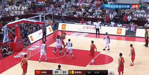 中国男篮热身赛周琦与对手发生冲突，肘击对手后遭喀麦隆球员谩骂