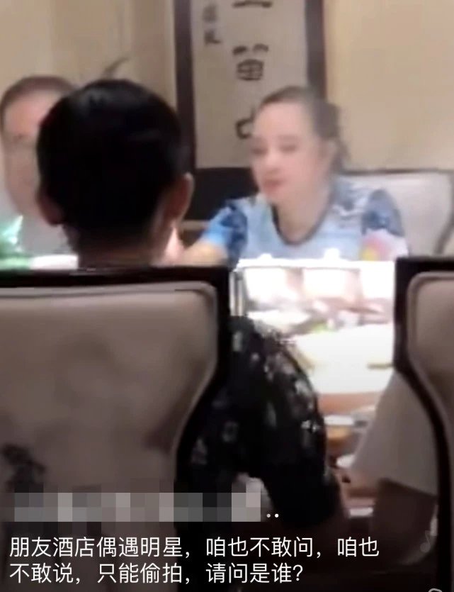 网友餐厅偶遇刘晓庆，她不慎曝光超高发际线，终于像63岁了