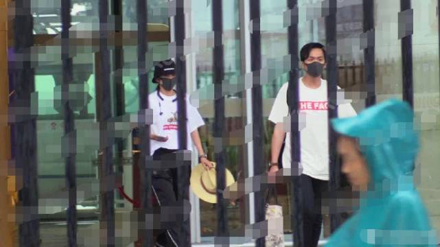 张若昀蜜月后回国首亮相，穿情侣装帮老婆拎包超贴心